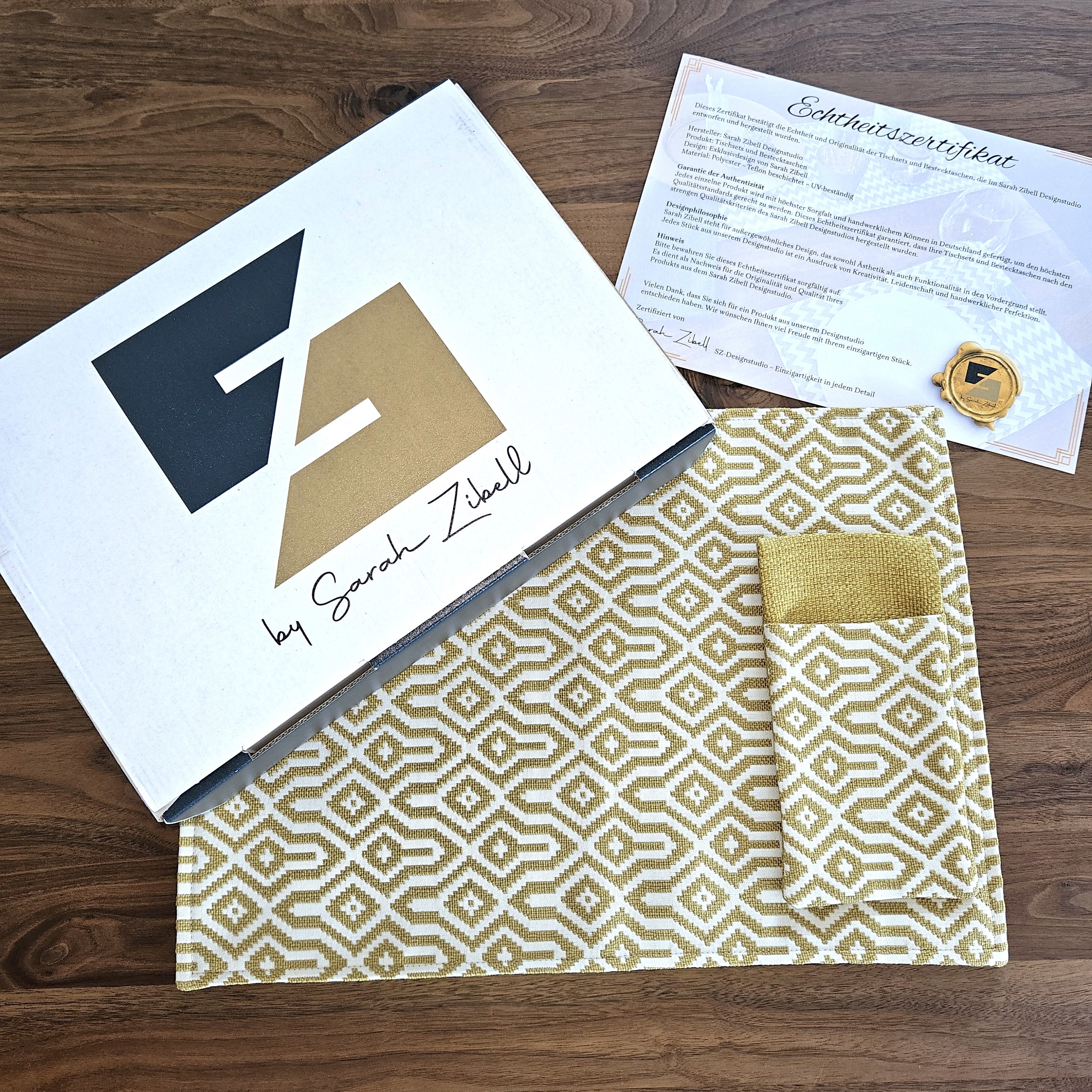 4er Tischset mit Bestecktasche im Geschenkkarton in Goldgelb 