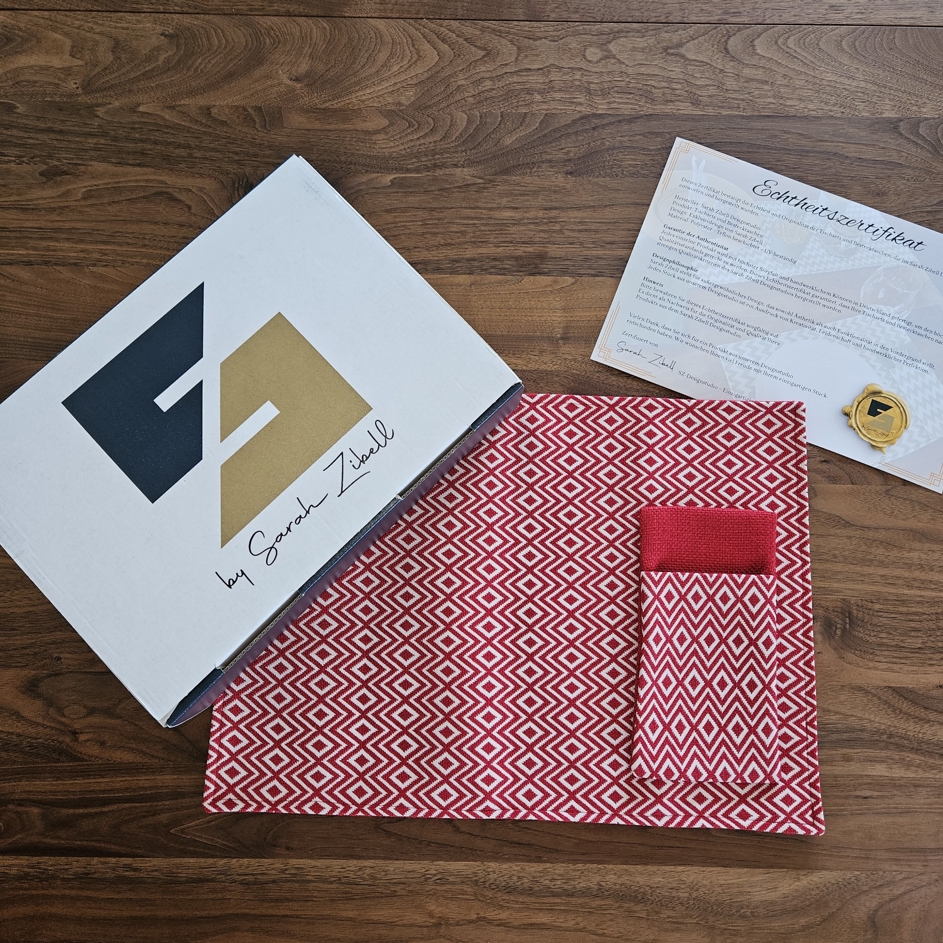 4er Tischset mit Bestecktasche im Geschenkkarton in Rot