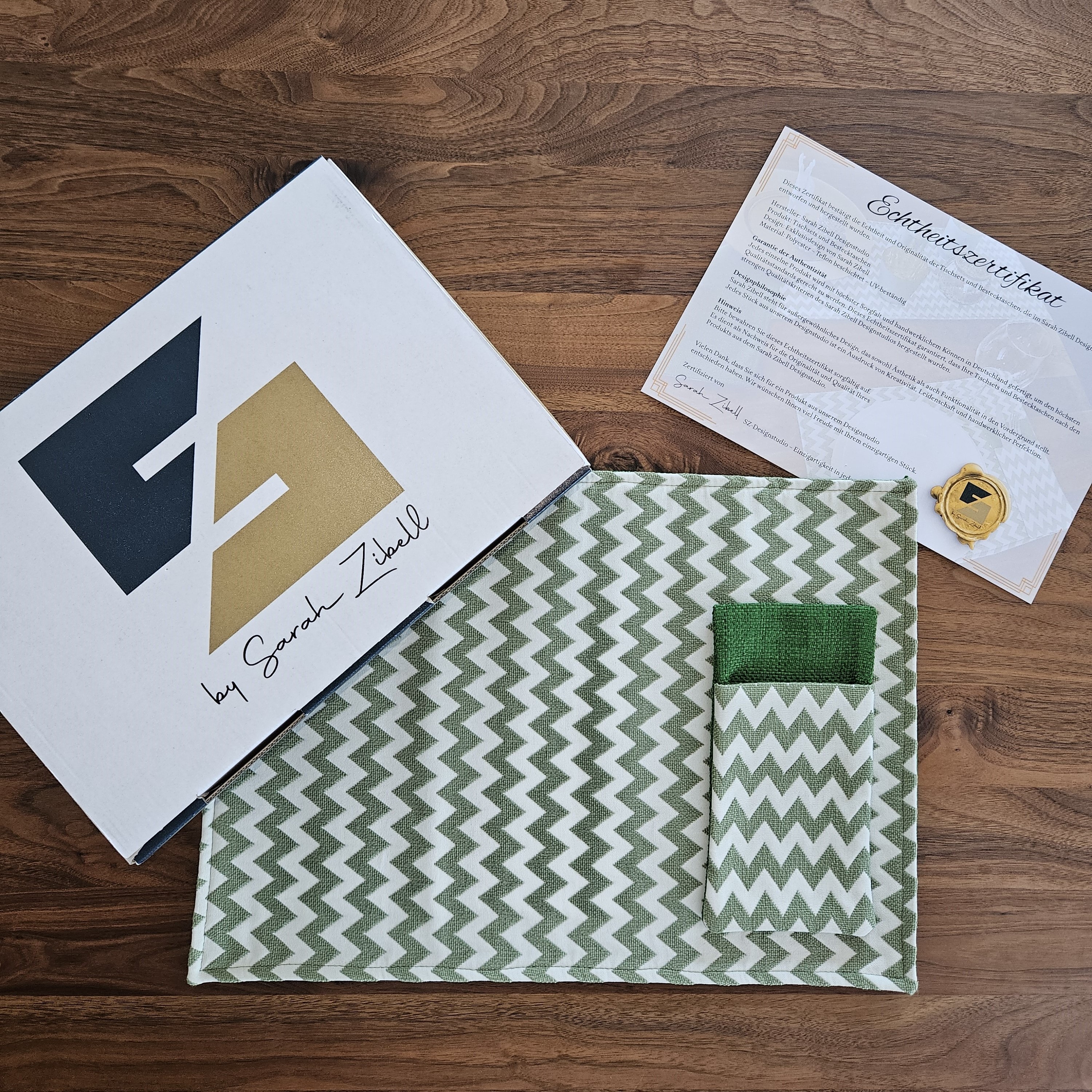 4er Tischset mit Bestecktasche im Geschenkkarton in Grün