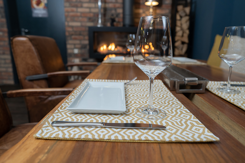 Elegante handgefertigte Tischsets 45x32 cm in Goldgelb – Ästhetik für Innen- und Außenbereiche Elegante handgefertigte Tischsets 45x32 cm in Goldgelb – Ästhetik für Innen- und Außenbereiche